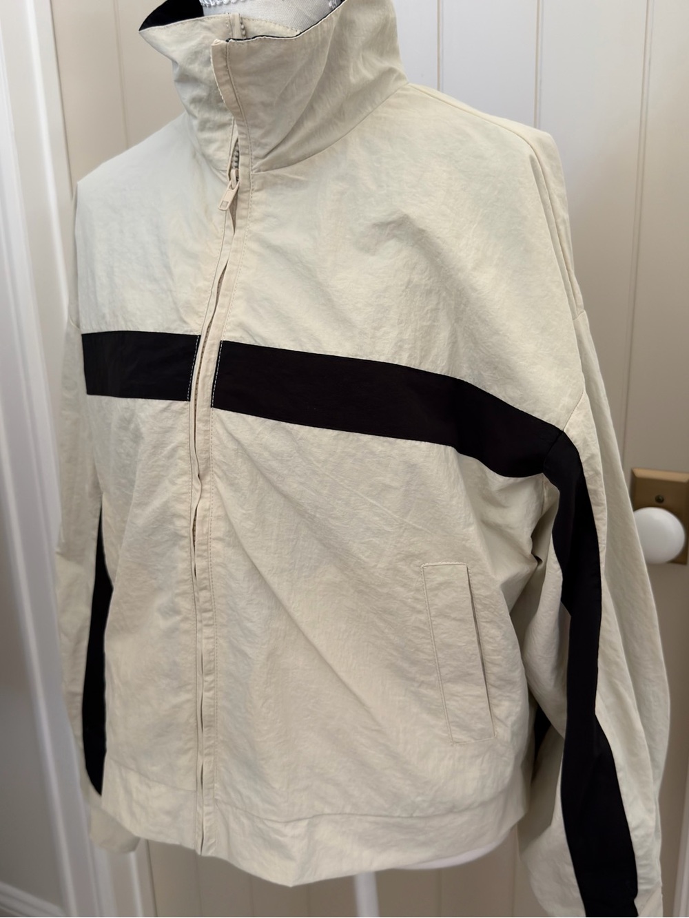 Lioness Essential Windbreaker - Picture 7 of 9